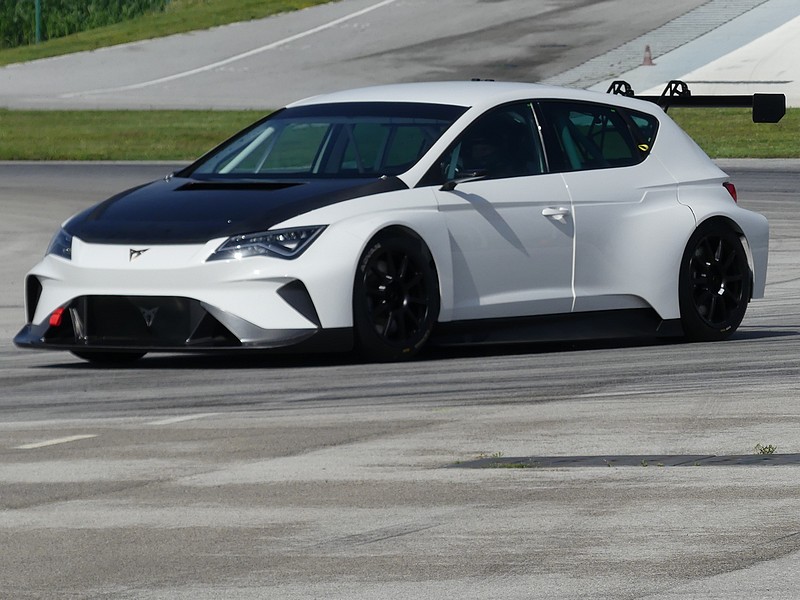 Závodní Cupra e-Racer na trati